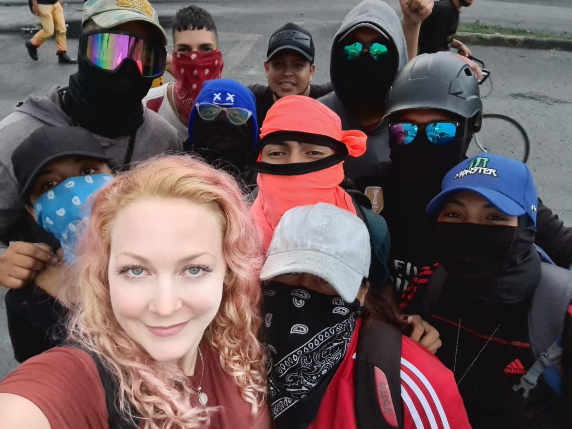 Migración Colombia Expulsaría a alemana que participó en protestas en Cali.
