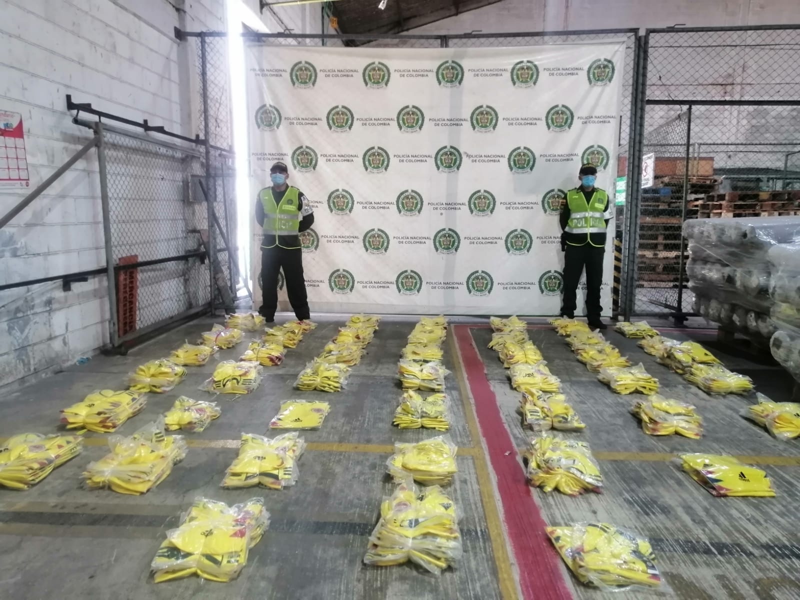Policía Fiscal y Aduanera le hacen gol al contrabando decomisó 400 camisetas falsas de la Seleccion Colombia