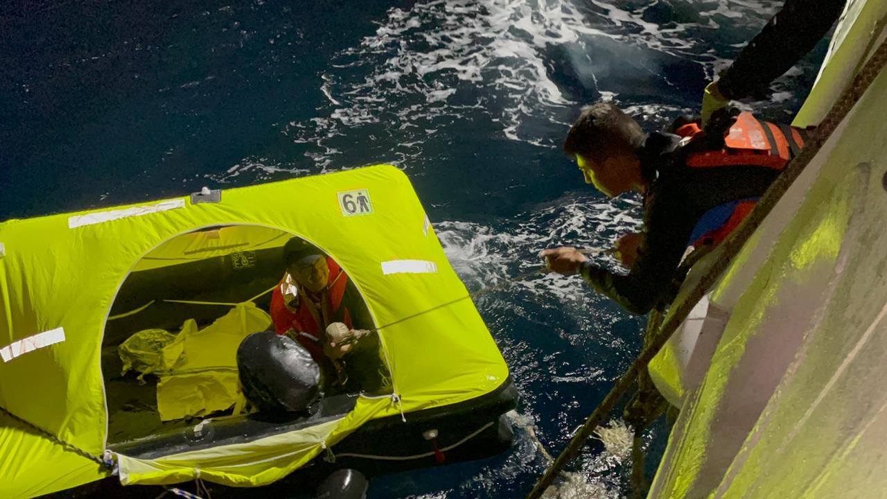 RESCATAN A TRES EXTRANJEROS EN ALTAMAR