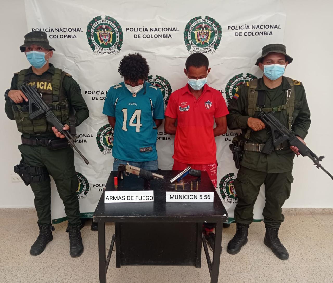 POLICÍA CAPTURA DOS PERSONAS PORTANDO UN ARMA ILEGAL ADAPTADA PARA DISPARAR MUNICIÓN DE FUSIL  