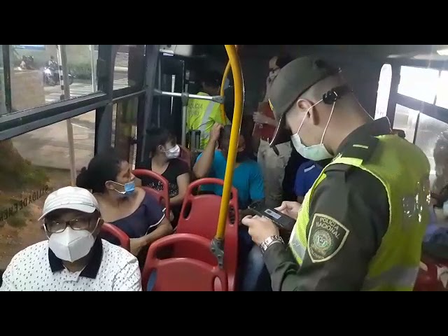 POLICÍA NACIONAL ACOMPAÑA A USUARIOS Y CONDUCTORES DE BUSES DE SERVICIO PÚBLICO EN BARRANQUILLA