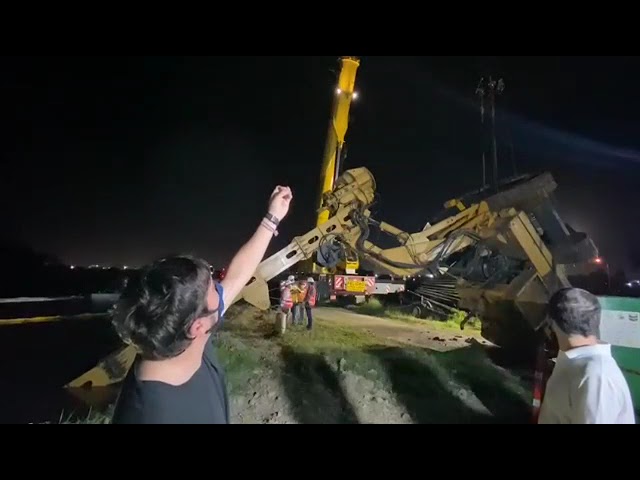Alcalde Pumarejo supervisó rescate de piloteadora que cayó en bocatoma de acueducto