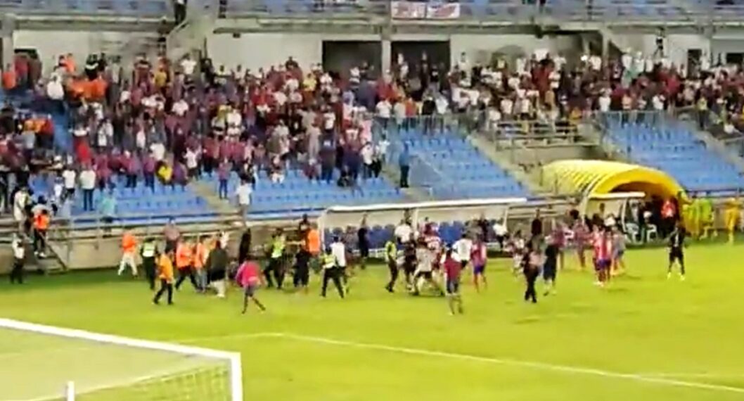 “HINCHAS” DE UNIÓN MAGDALENA INVADIERON LA CANCHA PARA GOLPEAR A LOS JUGADORES