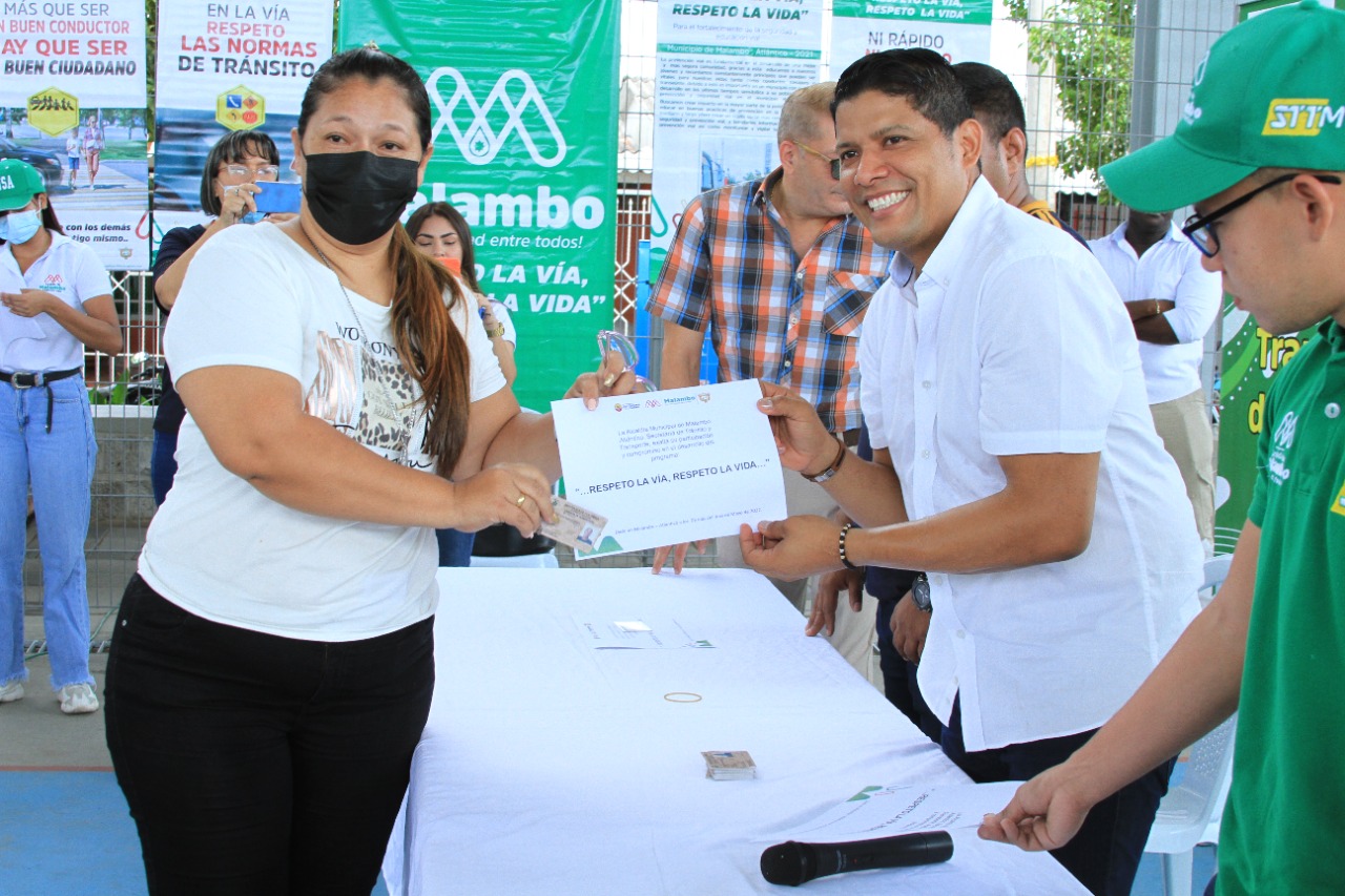 Alcalde entregó 50 nuevas licencias de manejo gratis a conductores de Malambo