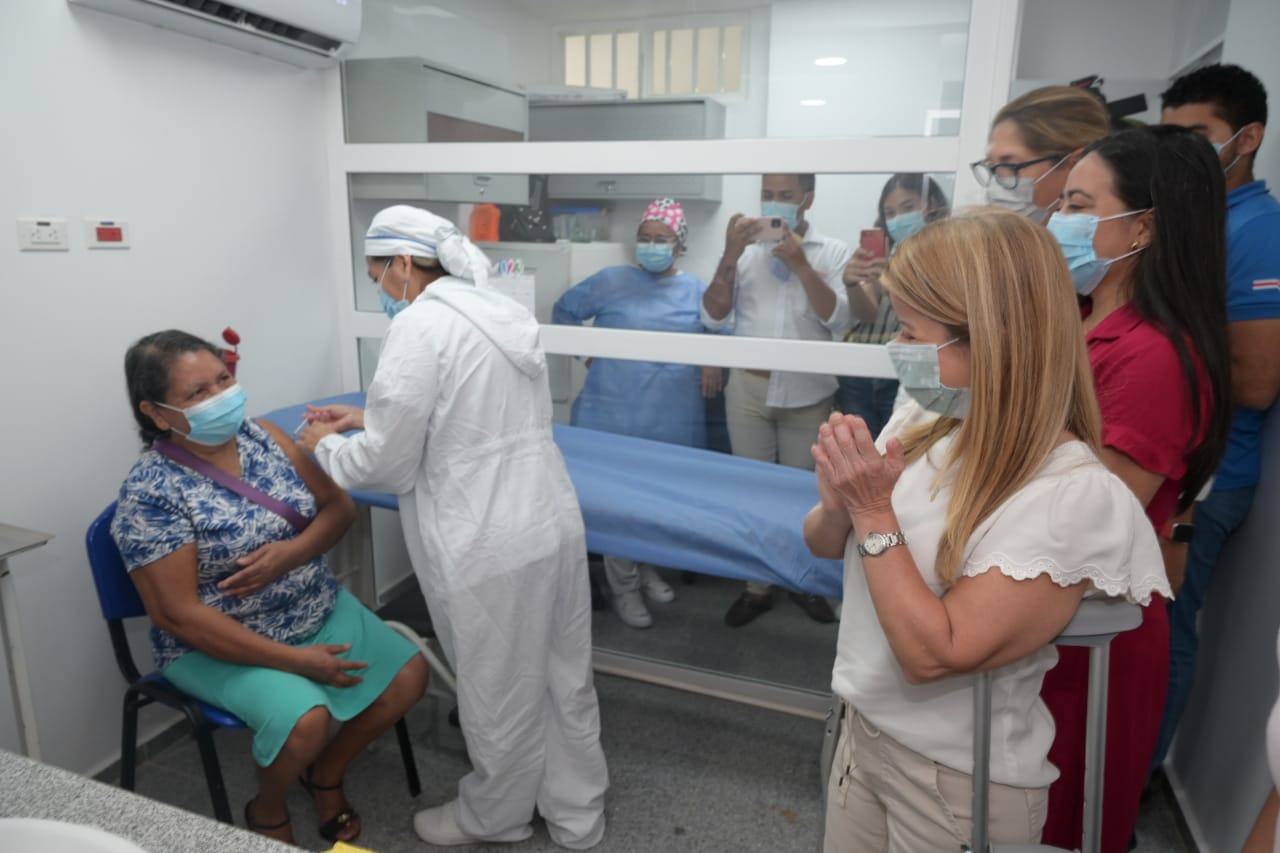 Gobernadora del Atlántico entregó nueva sala de rayos X y dotación en el hospital de Usiacurí