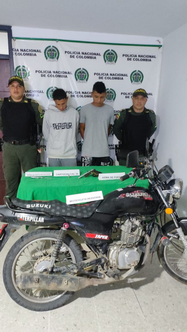 Policía captura tres personas por porte ilegal de armas de fuego y hurto