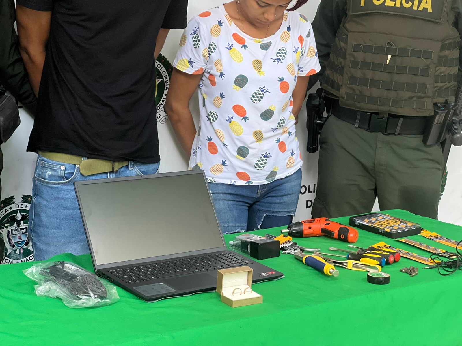 CAE PAREJA CON ELEMENTOS QUE AL PARECER HABRÍAN SIDO HURTADOS DE UNA VIVIENDA EN EL NORTE DE LA CIUDAD
