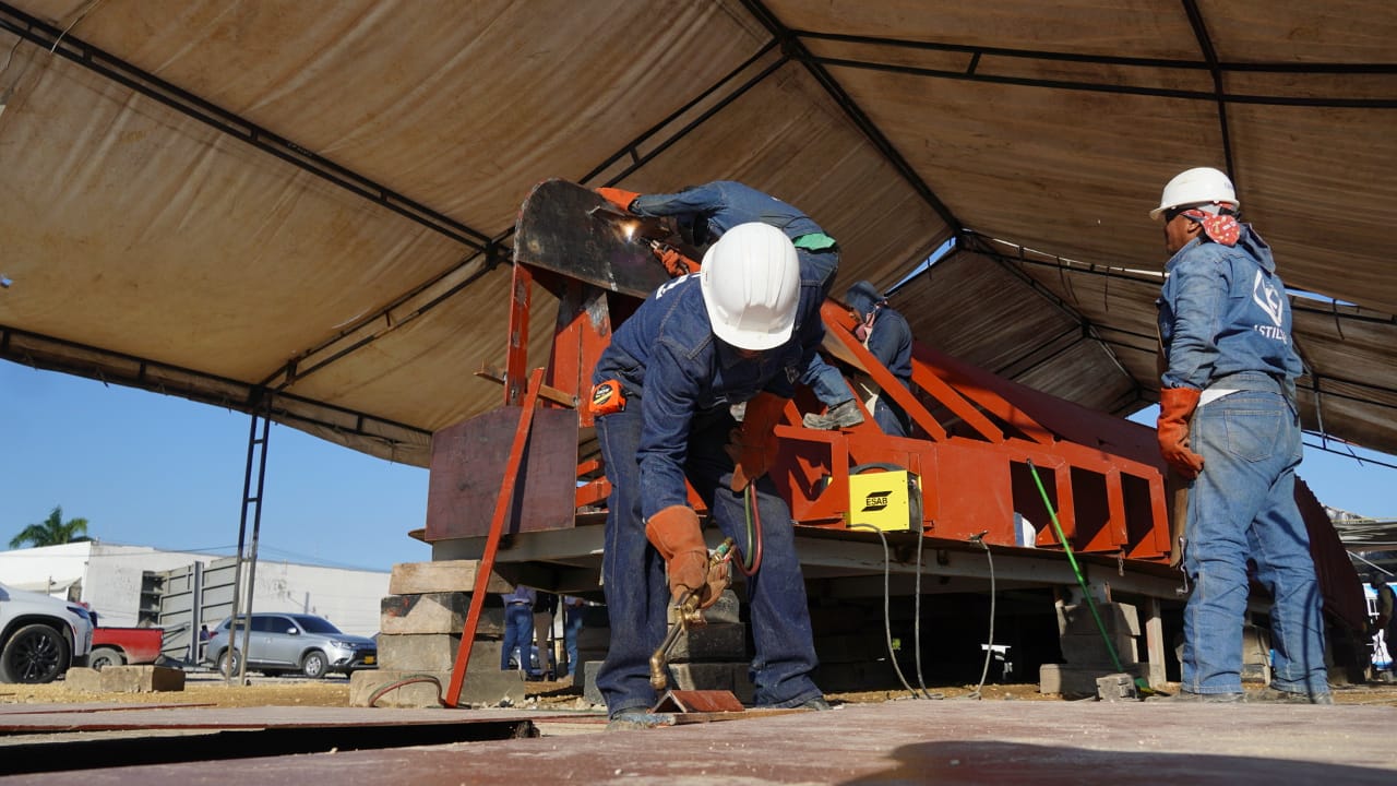 Alcalde Pumarejo inspecciona construcción de primera embarcación del RíoBus 
