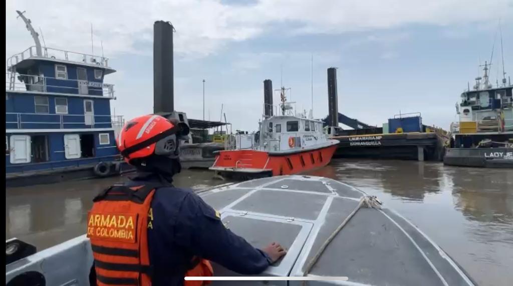 Autoridades marítimas investigan causas del incendio en barcaza en el puerto de Palermo