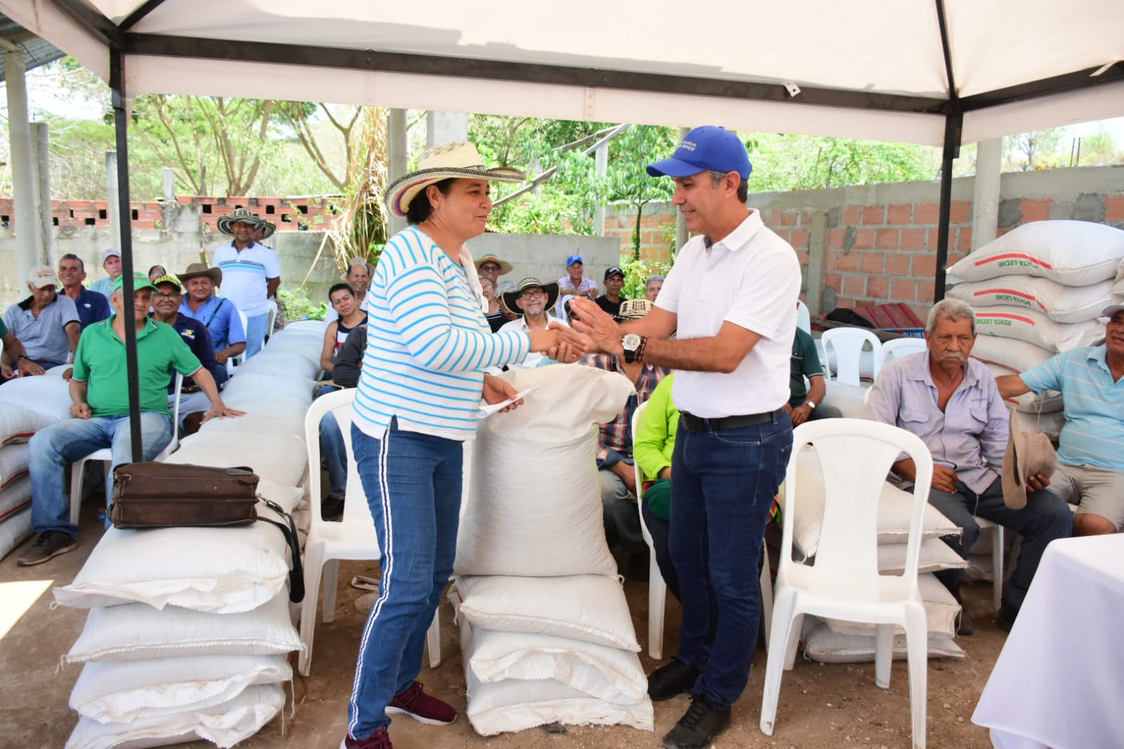 Gobernación cumplió con la entrega de suplementos alimenticios a 1.400 pequeños ganaderos del Atlántico