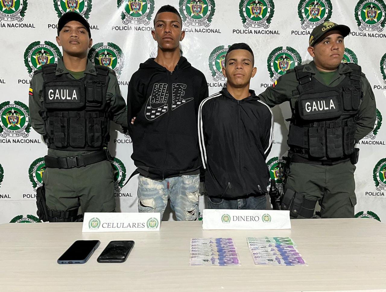 EN FLAGRANCIA CAEN PABLITO Y JOCHE QUIENES FUERON SORPRENDIDOS CON EL DINERO EN EFECTIVO PRODUCTO DE LA EXTORSIÓN A UN COMERCIANTE