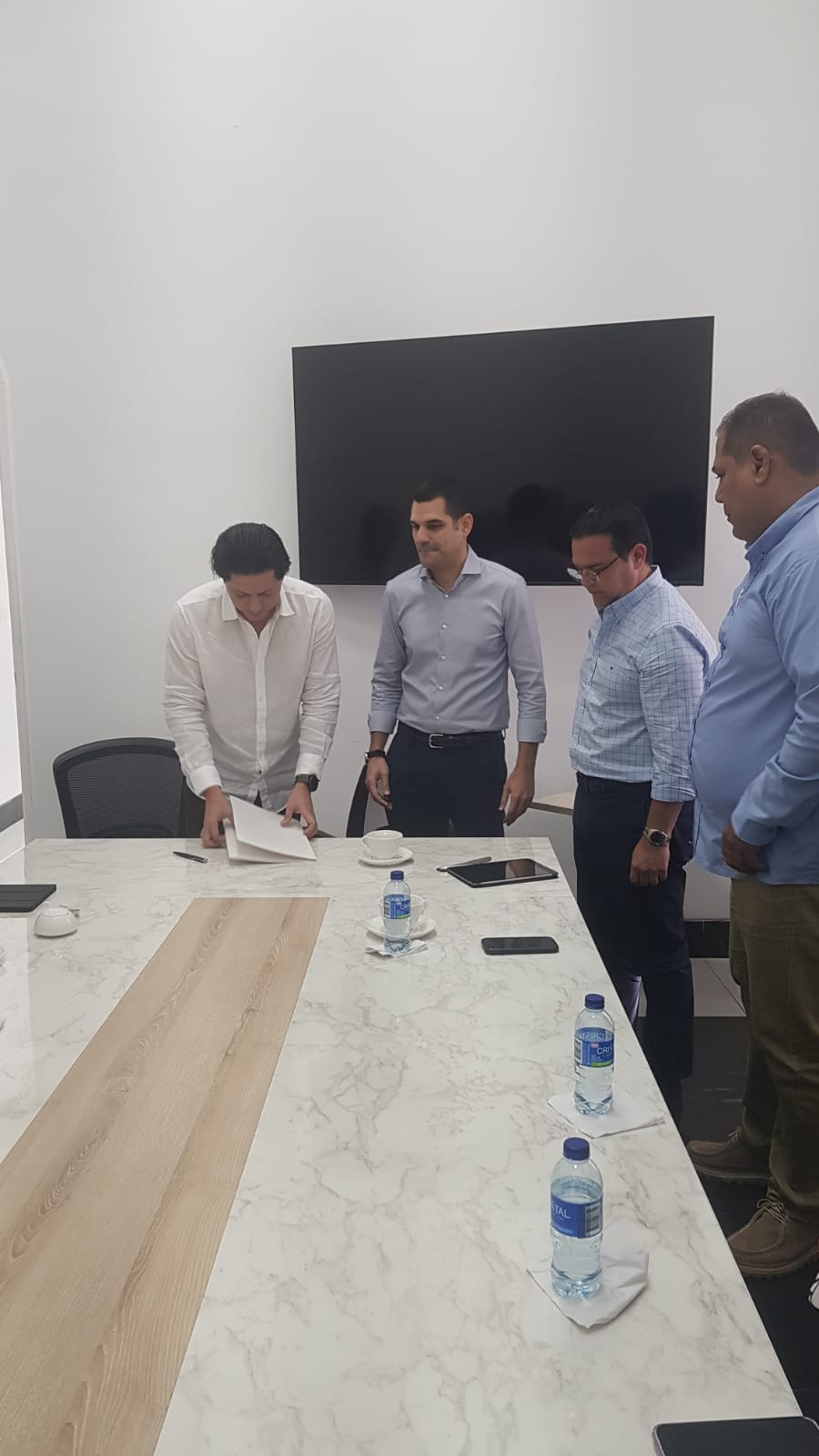 Personería Distrital entregó veeduría a gremios sobre obras del aeropuerto Ernesto Cortissoz.