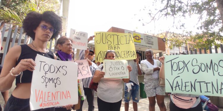 Familiares de la joven Valentina Cepeda, protestan en medicina legal