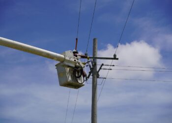 Instalación de redes eléctricas en sectores del barrio El Prado