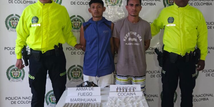 CAPTURAN A DOS PERSONAS POR PORTE ILEGAL DE ARMA DE FUEGO Y TRÁFICO DE ESTUPEFACIENTES