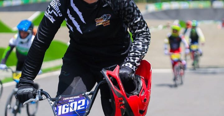DANIELA PEDRAZA JOVEN VICTIMA DEL CONFLICTO QUE PARTICIPA POR SOLEDAD EN CAMPEONATO NACIONAL DE BMX EN MANIZALES