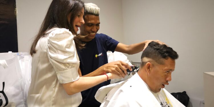 140 hombres se certifican en coctelería y barbería a través de cursos ‘De la mano con la primera