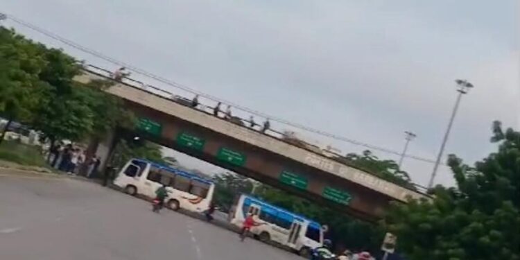 Conductores Bloquean vías, en protesta por inseguridad