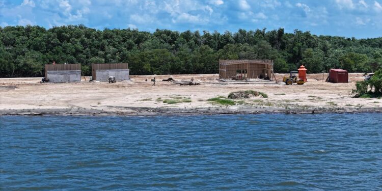 Con caseteros integrados al proyecto,  alcalde Char realiza nueva inspección de obras en Puerto Mocho