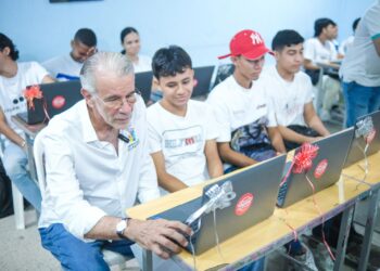 Gobernador Eduardo Verano entregó 330 computadores en las seis sedes de la IUB en el Atlántico