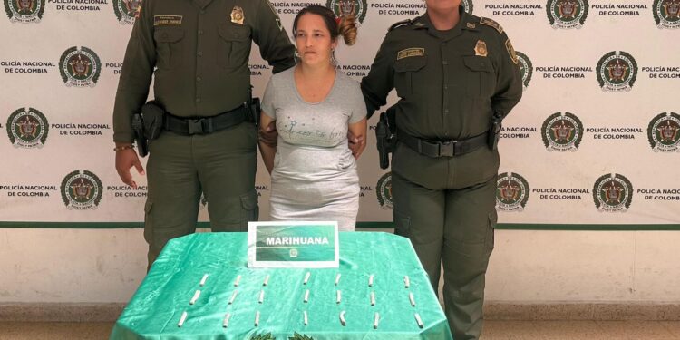 Capturan a una mujer que pretendía ingresar 22 cigarrillos de marihuana a la estación de Policía de Santo Tomás