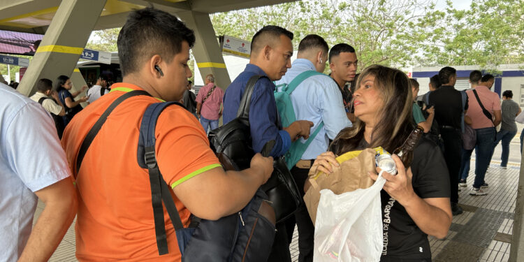 Distrito y Transmetro realizan pedagogía sobre el correcto manejo de residuos