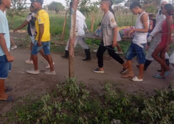 Autoridades se demoran en exhumación del cuerpo de una mujer en Ponedera y comunidad lo desentierra