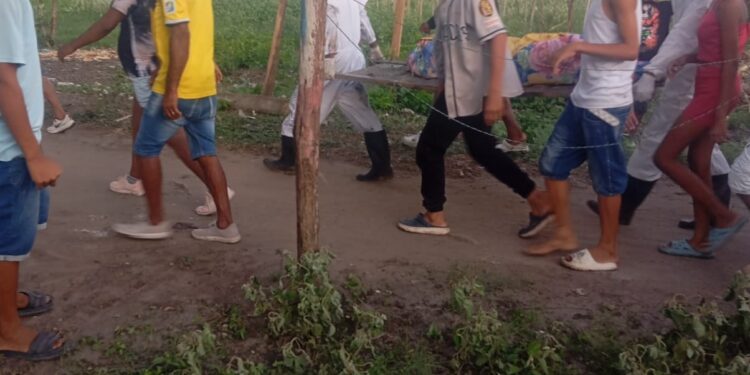 Autoridades se demoran en exhumación del cuerpo de una mujer en Ponedera y comunidad lo desentierra