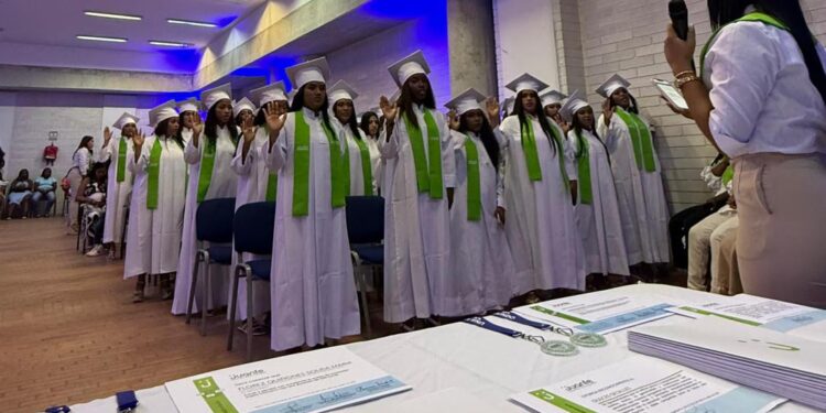 Cartagena celebra graduación de 82 madres adolescentes