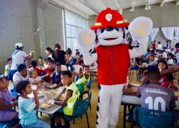 Alcalde Char cerró mes de la primera infancia compartiendo con niños en comedor del barrio Lipaya  