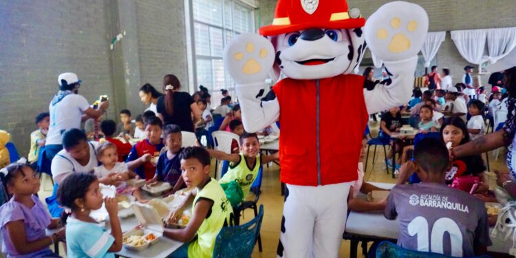 Alcalde Char cerró mes de la primera infancia compartiendo con niños en comedor del barrio Lipaya