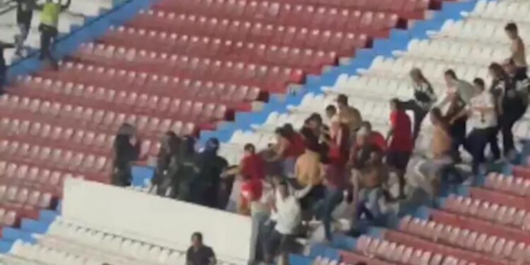 CAPTURA Y LESIONADOS EN MEDIO DE RIÑA ENTRE HINCHAS EN PARTIDO DE FÚTBOL EN BARRANQUILLA