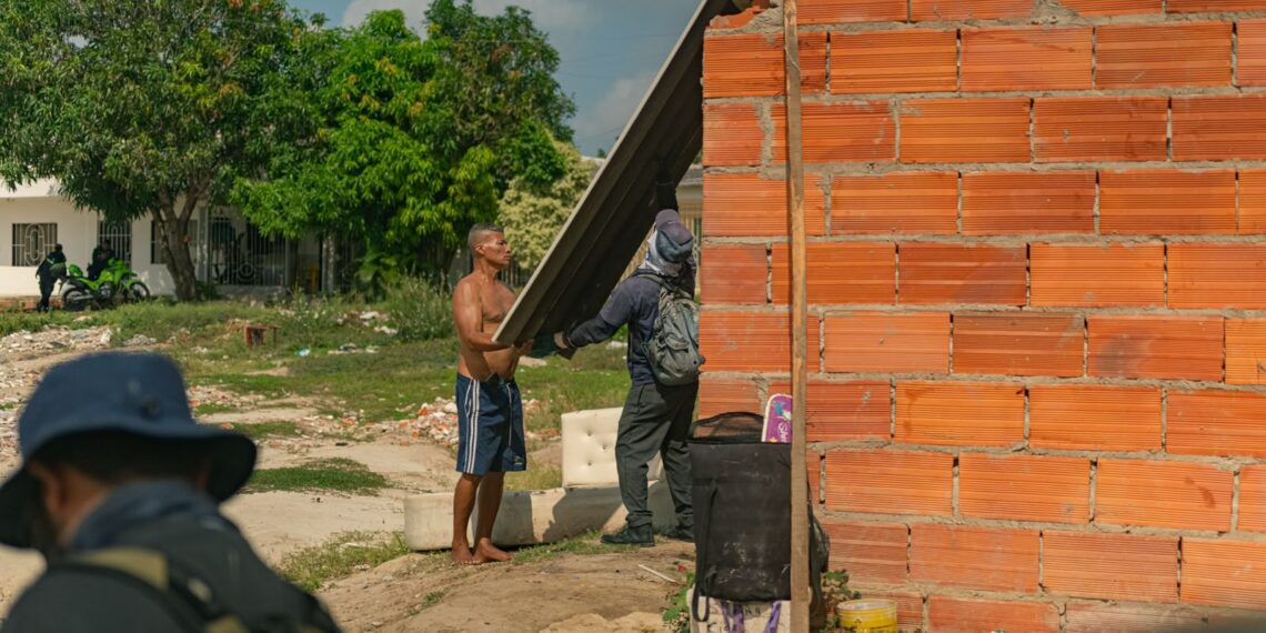 En plan de recuperación de espacios públicos, la Alcaldía de Soledad, La Secretaría de Gobierno y el Edumas demuelen construcciones ilegales en predio de Villa Estadio