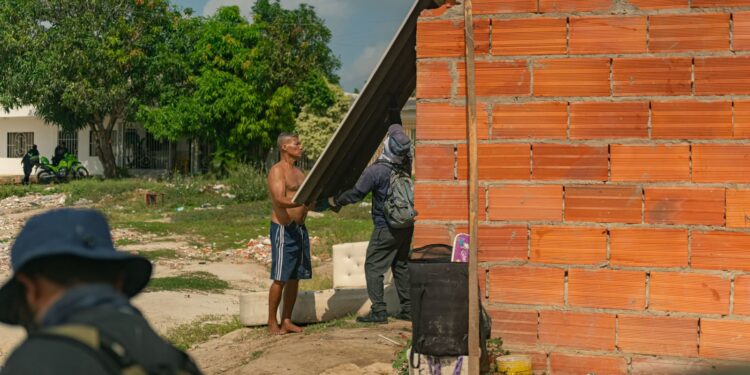 En plan de recuperación de espacios públicos, la Alcaldía de Soledad, La Secretaría de Gobierno y el Edumas demuelen construcciones ilegales en predio de Villa Estadio